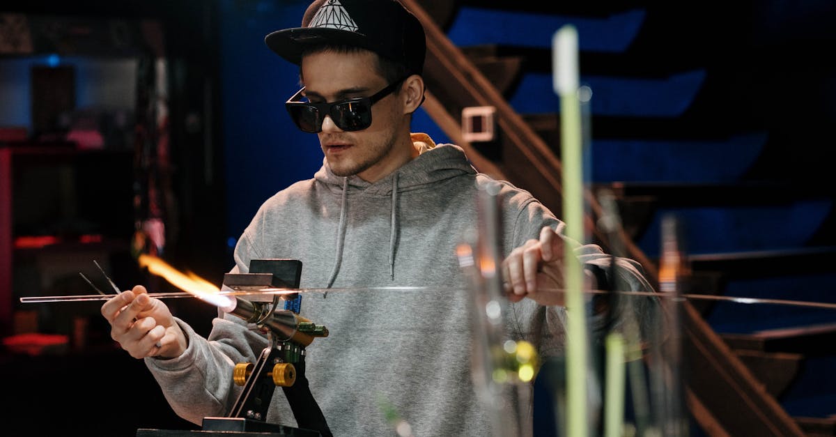 découvrez l'art fascinant du soufflage de verre : techniques, histoire et astuces pour débutants et passionnés. explorez les secrets et la magie de cette discipline artisanale unique !