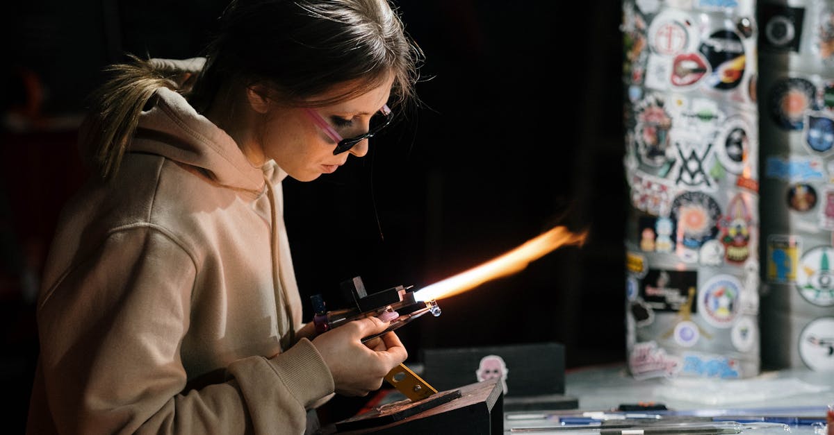 découvrez l'art du soufflage de verre : techniques, outils et inspirations pour débutants et passionnés. apprenez à transformer le verre en œuvres uniques grâce à notre guide complet.
