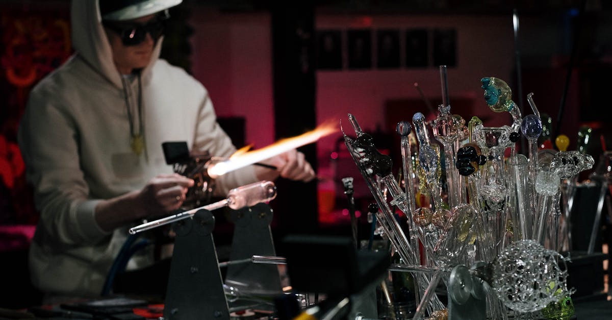 découvrez l'art fascinant du soufflage du verre : techniques, histoire, astuces et inspirations pour créer des œuvres uniques en verre soufflé.
