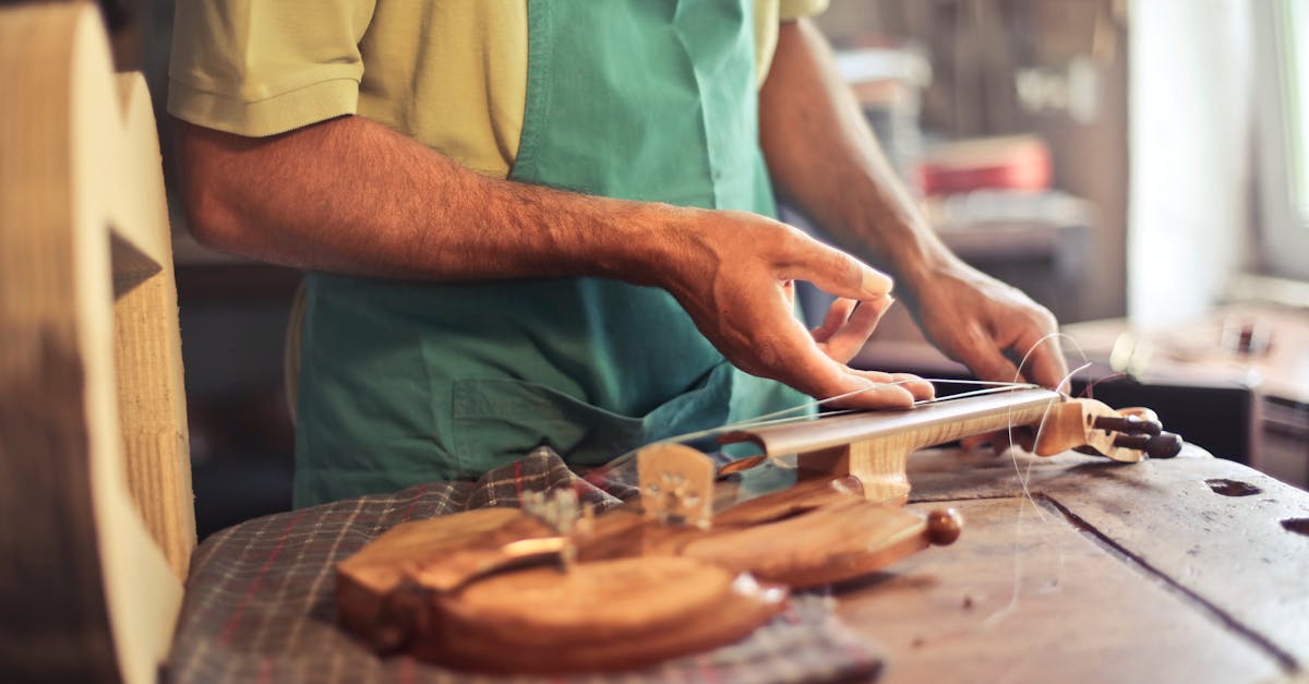 découvrez le métier passionnant de luthier : fabrication et restauration d'instruments à cordes, savoir-faire artisanal, conseils pour choisir votre luthier et entretenir vos instruments de musique.