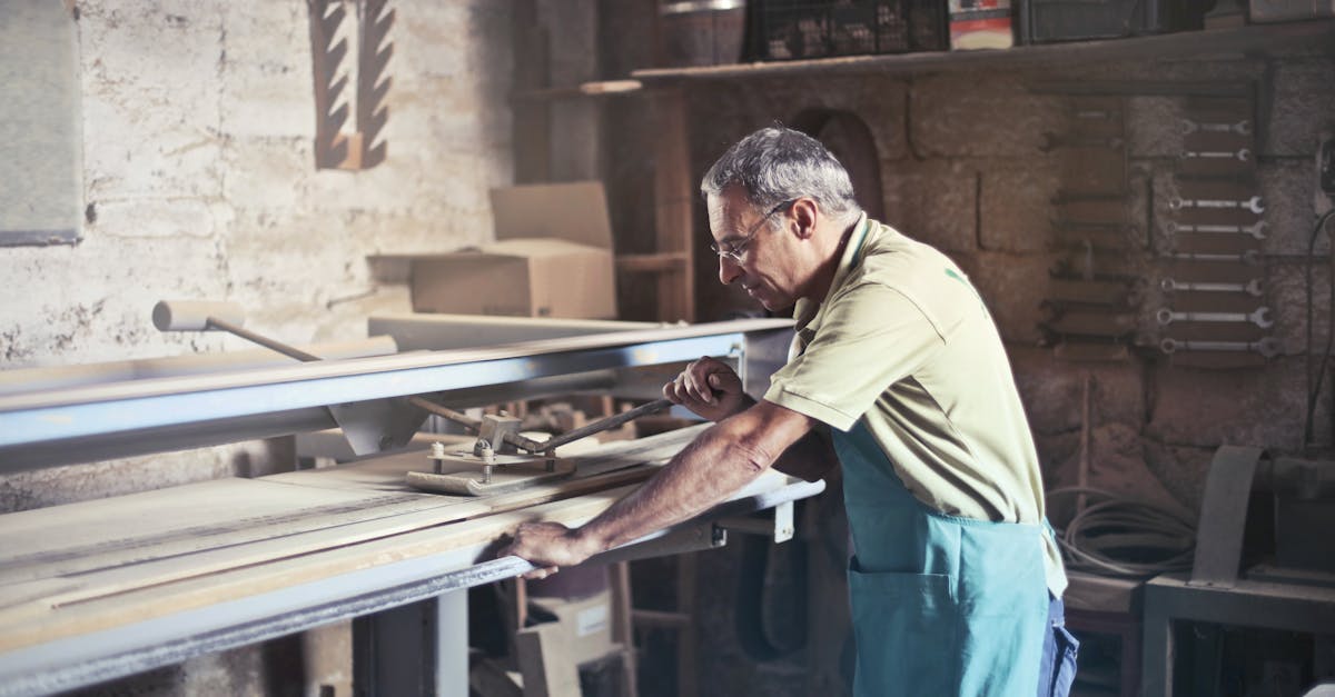 découvrez le métier de luthier : artisan spécialisé dans la fabrication, la réparation et l’entretien d’instruments à cordes comme le violon ou la guitare. passion, savoir-faire et tradition au service de la musique.