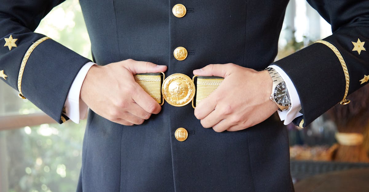découvrez le métier d'officier de la marine : rôle, responsabilités, compétences requises et parcours pour intégrer ce poste clé dans la défense navale.