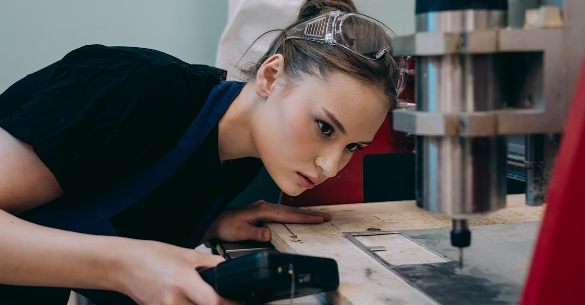 découvrez tout sur le métier d'opérateur : missions, compétences requises, formations et débouchés professionnels dans différents secteurs d'activité.