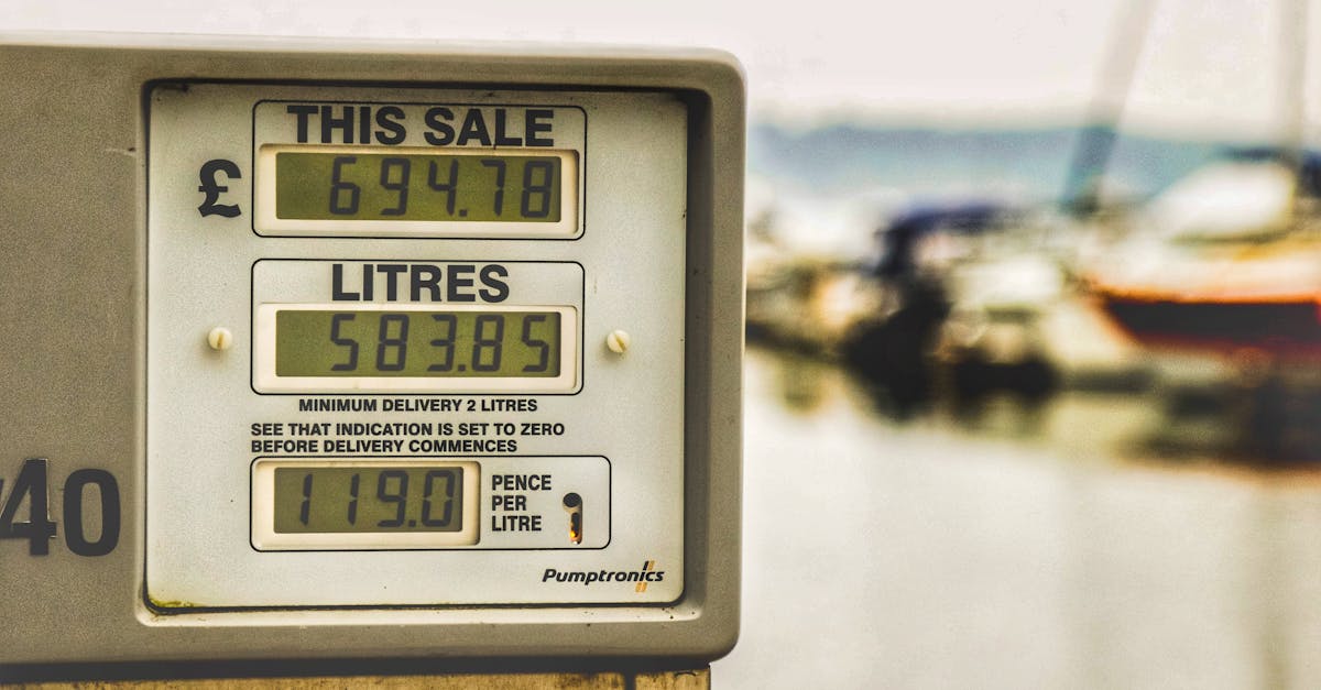 découvrez la définition et le calcul du coût moyen pondéré, une méthode essentielle pour évaluer le coût total des investissements ou des produits selon leur proportion respective.