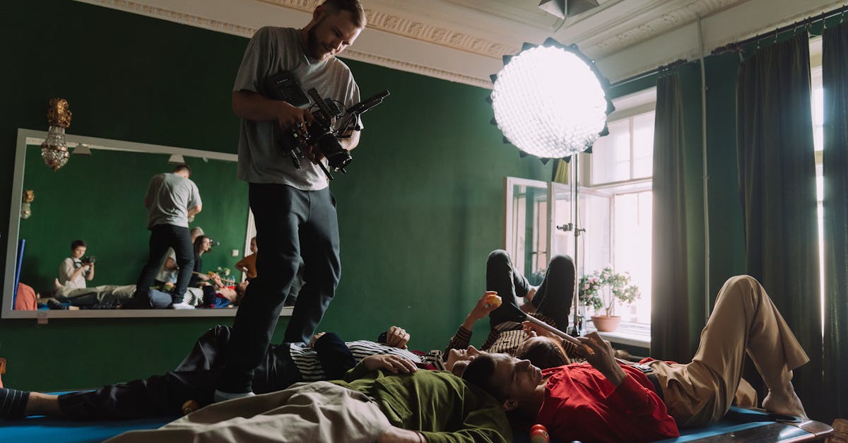 découvrez le rôle clé de l'assistant réalisateur dans la gestion de la production cinématographique, la coordination des équipes et le respect des planning de tournage.