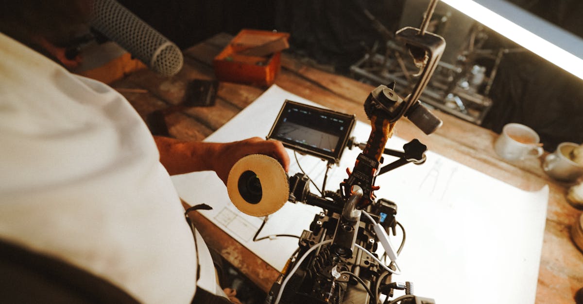 découvrez le rôle clé de l'assistant réalisateur dans la coordination et la gestion des tâches pour assurer le bon déroulement d'un tournage cinématographique ou télévisuel.