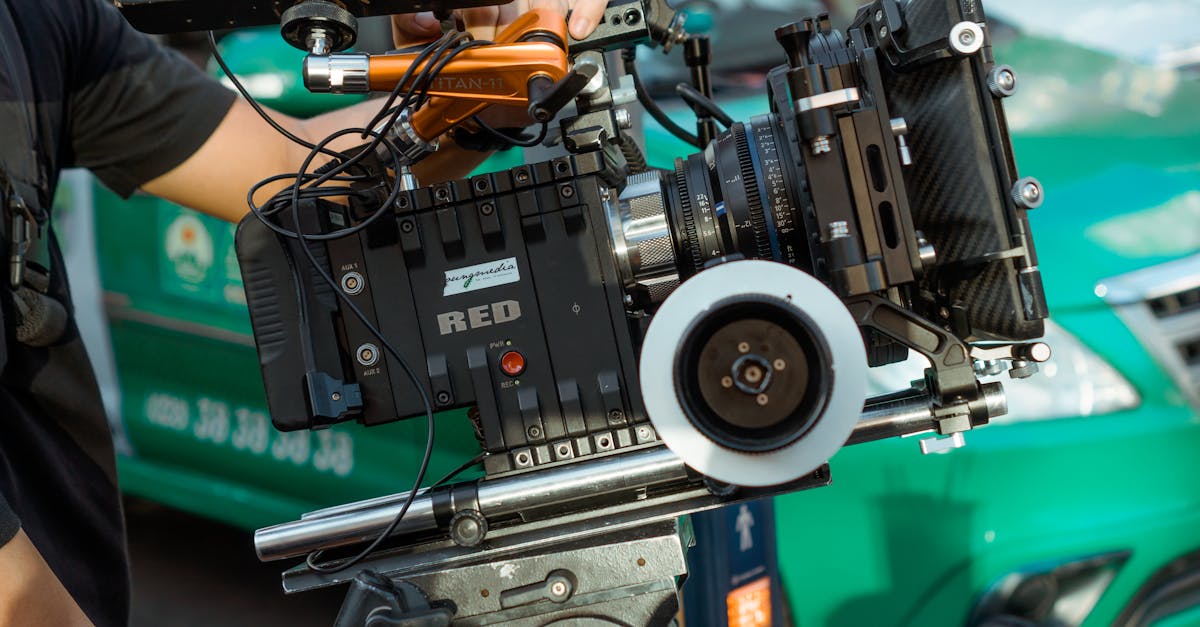 découvrez le rôle essentiel d'un assistant réalisateur dans la coordination et la gestion de la production cinématographique pour assurer le bon déroulement du tournage.