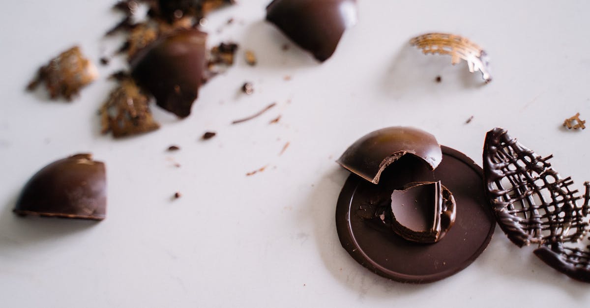 découvrez l'art du chocolat avec notre chocolatier-confiseur passionné, créateur de douceurs artisanales et gourmandes.