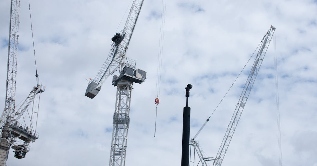 découvrez le métier d'opérateur de grue : missions, compétences requises, formations indispensables et opportunités de carrière pour devenir un professionnel de la manutention et du levage sur chantier.