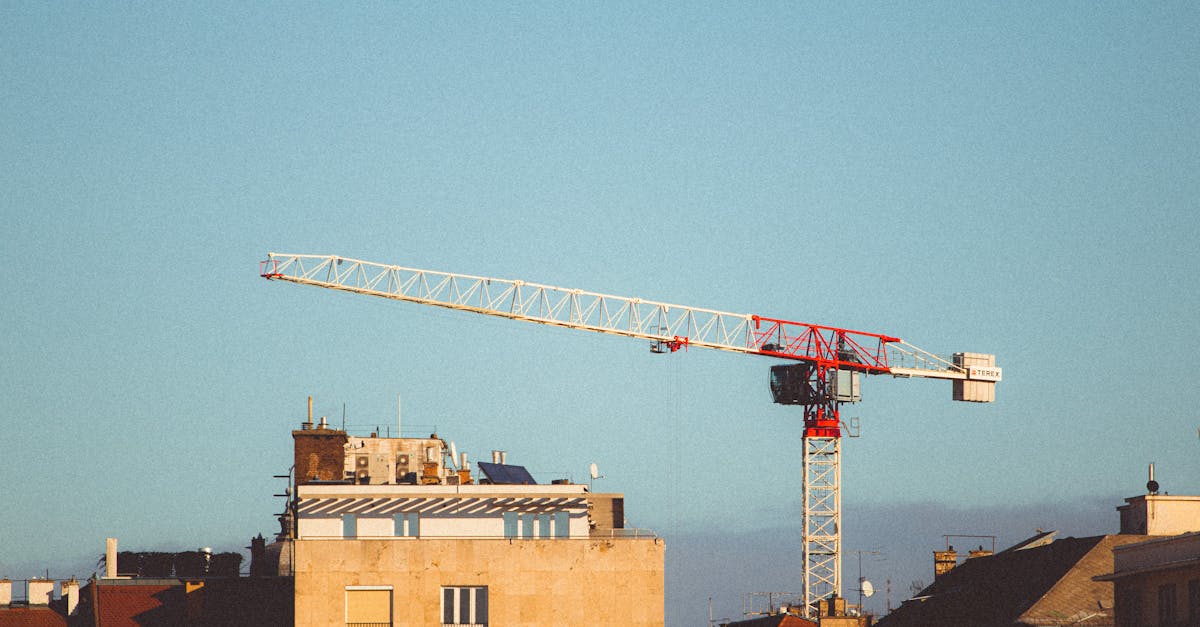 découvrez le métier de grutier : missions, compétences requises et formations pour devenir opérateur de grue. informez-vous sur les débouchés et les perspectives de carrière du grutier en france.