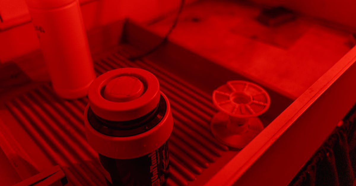 découvrez le rôle essentiel d'un monteur de film, expert en assemblage d'images et de sons pour donner vie aux histoires cinématographiques.