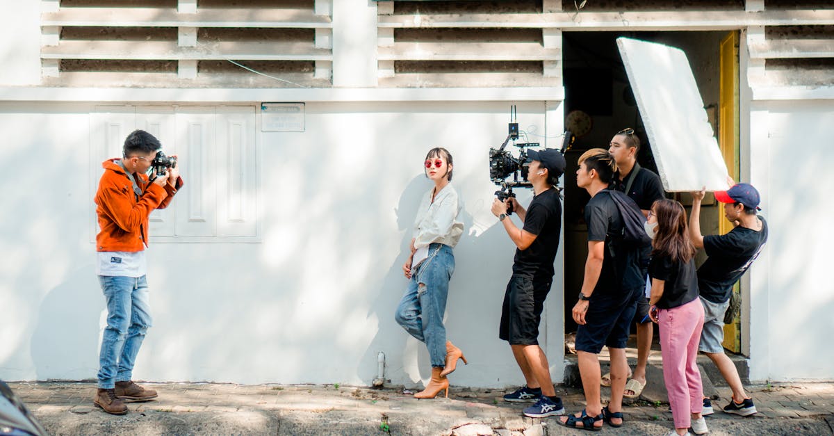 découvrez tout sur la production de films : des étapes de création, du tournage à la postproduction, en passant par la gestion d’équipe et la réalisation de votre projet cinématographique.