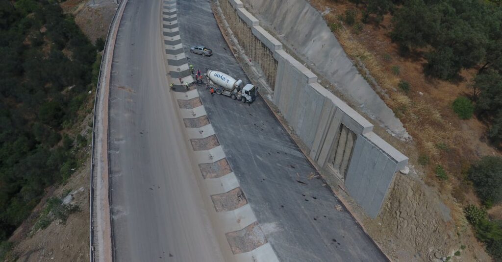 découvrez les principes et applications du génie géotechnique pour analyser et concevoir les fondations, les sols et les structures souterraines avec expertise.