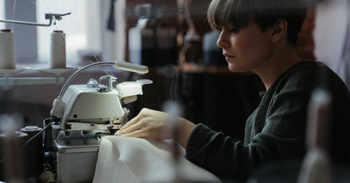 découvrez notre service de tailleur industriel alliant précision et robustesse pour vêtements professionnels durables et sur mesure.