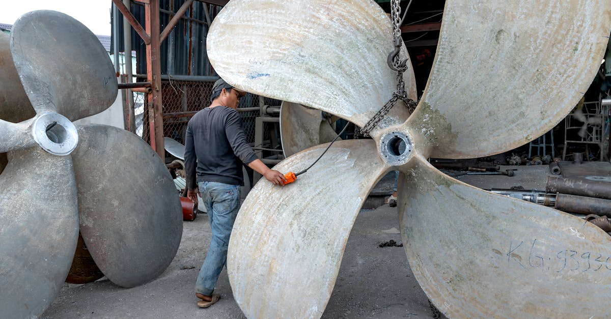 découvrez le métier de mécanicien marine : entretien, réparation des moteurs et systèmes marins pour assurer la sécurité et la performance des embarcations.