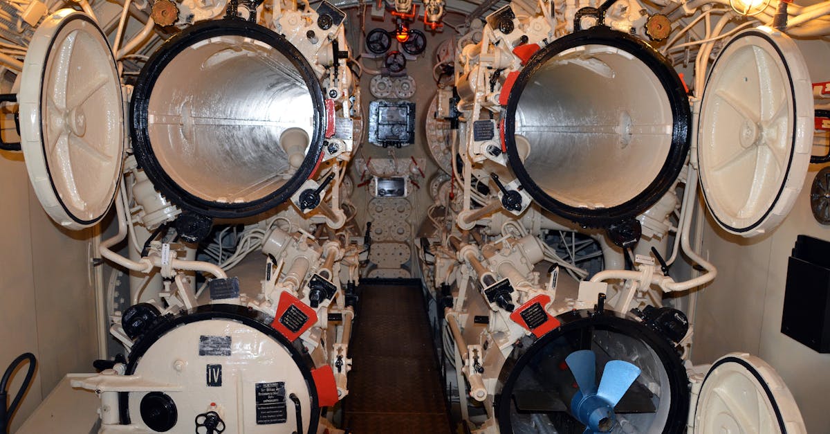 découvrez le métier de mécanicien marin : entretien, réparation et maintenance des moteurs et équipements des bateaux pour assurer leur performance et sécurité en mer.