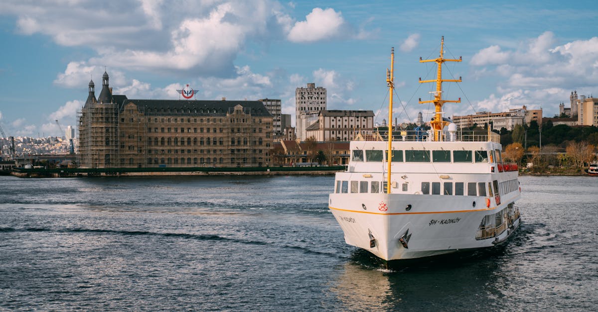 découvrez le rôle essentiel des sous-officiers de la marine, leurs responsabilités, missions et compétences clés dans les opérations navales.