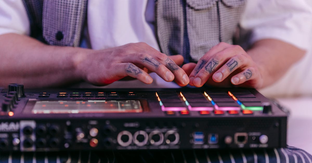 découvrez le rôle essentiel d'un producteur dans la gestion et la coordination de projets créatifs, assurant le succès de la production.