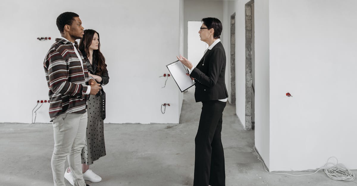 découvrez les défis d'un marché immobilier tendu, où l'offre limitée entraîne une forte concurrence entre acheteurs et des prix en hausse.