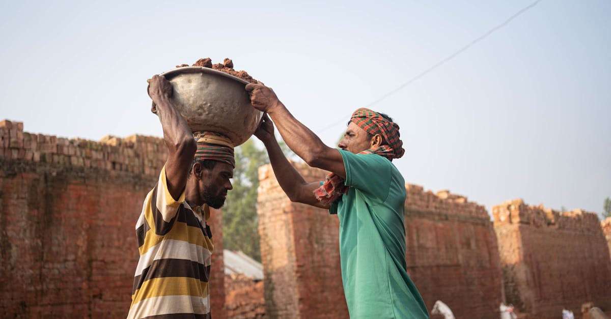 découvrez ce qu'est le travail non déclaré, ses conséquences légales et économiques, ainsi que les moyens de le prévenir et de le détecter.
