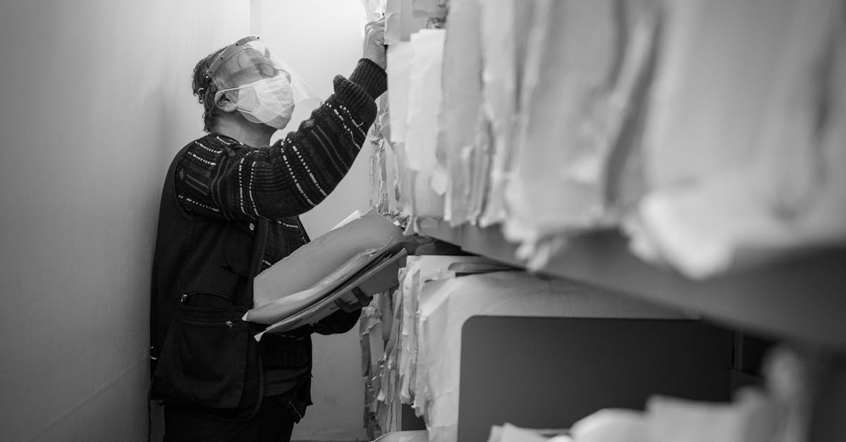 découvrez le rôle d'un archiviste : gestion, organisation et conservation des documents historiques et administratifs pour assurer leur accessibilité et leur pérennité.