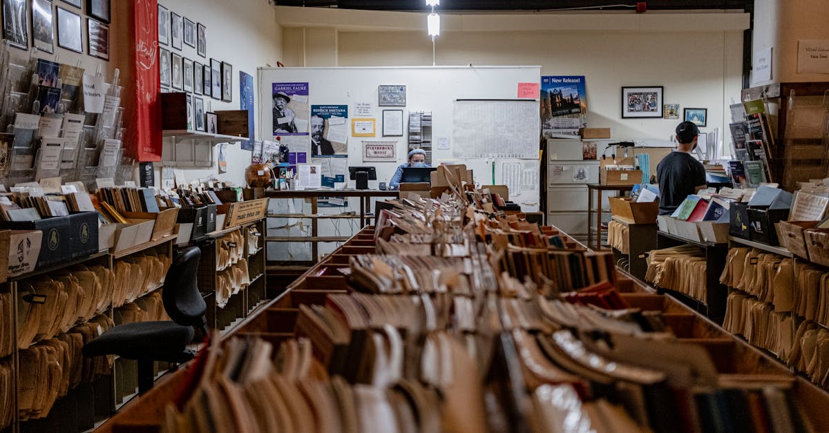 découvrez le rôle essentiel d'un archiviste : gestion, conservation et organisation des documents et archives pour préserver l'histoire et faciliter l'accès à l'information.