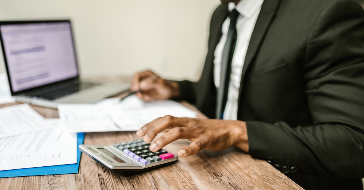 découvrez le rôle clé d'un directeur d'agence bancaire, responsable de la gestion d'équipe, du service client et du développement commercial de la succursale.