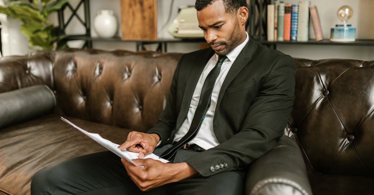 découvrez le rôle clé du directeur d'agence bancaire, responsable de la gestion des opérations, du développement commercial et de la supervision des équipes pour assurer la satisfaction des clients et la performance de la succursale.