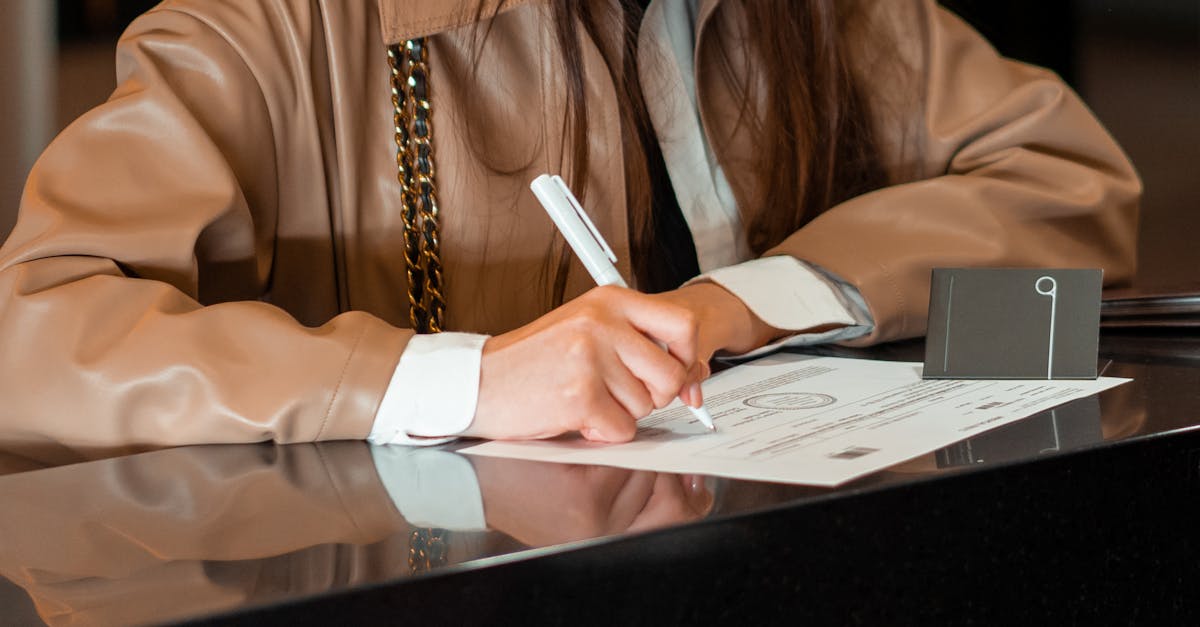 découvrez comment devenir notaire : formation, compétences requises et étapes clés pour exercer ce métier juridique reconnu.