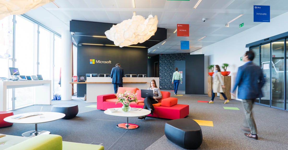 une zone de chalandise désigne la région géographique d'où une entreprise attire ses clients, essentielle pour analyser le marché et optimiser la stratégie commerciale.