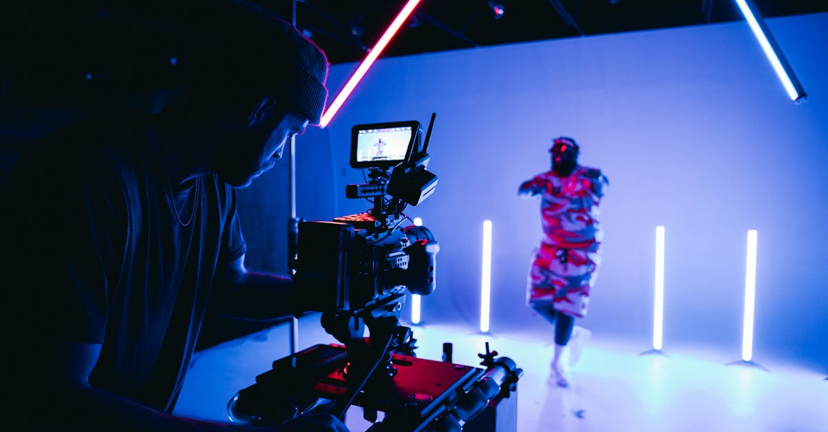 découvrez le métier de directeur de la photographie, responsable de la création visuelle et de l'éclairage dans la réalisation de films et vidéos.