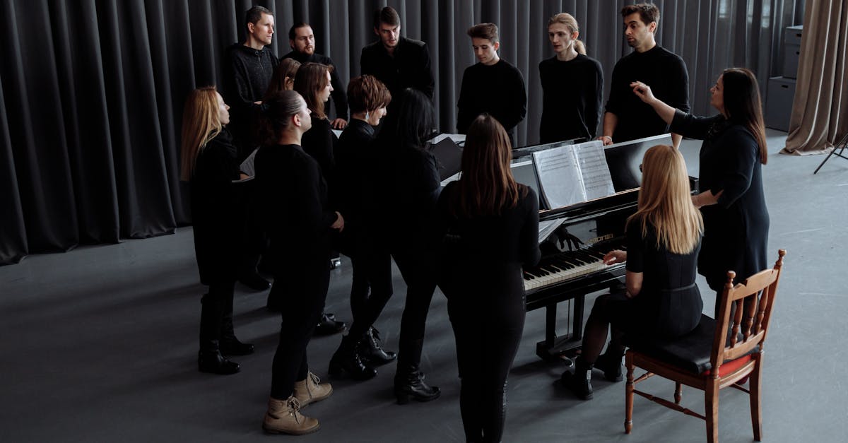 découvrez le rôle essentiel du chef d'orchestre, maître de la direction musicale, qui guide les musiciens pour créer une harmonie parfaite.