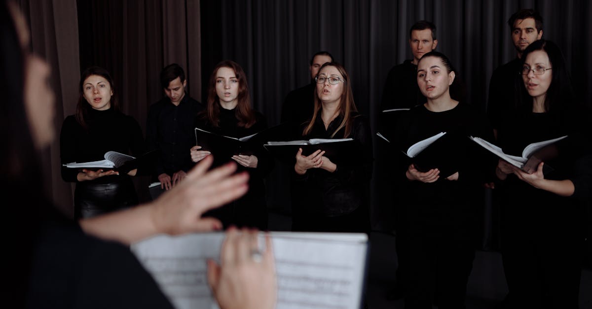 découvrez le rôle essentiel du chef d'orchestre, maître de la direction musicale, responsable de guider les musiciens pour une prestation harmonieuse et expressive.