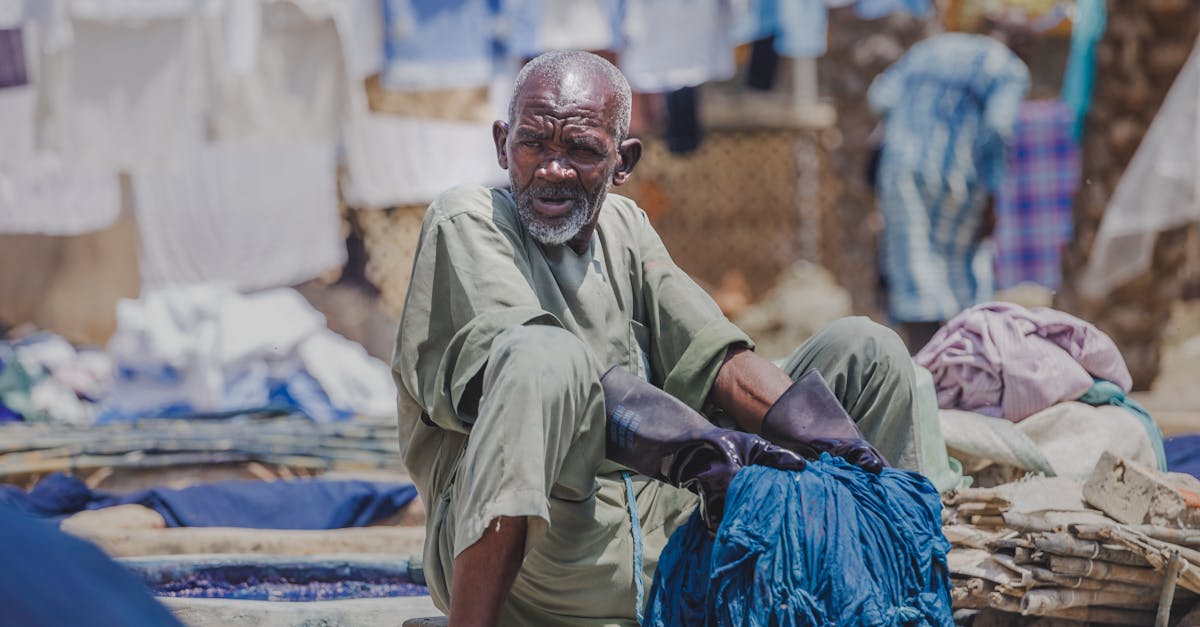 découvrez les techniques et astuces du teinturier professionnel pour des vêtements parfaitement colorés et entretenus.