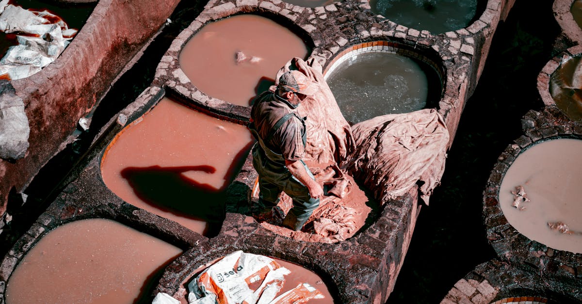 découvrez tout sur le métier de teinturier : techniques, conseils et astuces pour réussir vos projets de teinture.