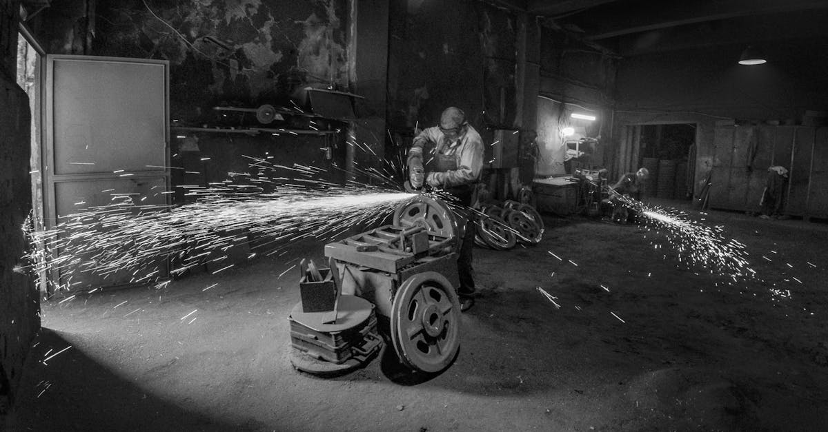 ingénieur électricien spécialisé dans la conception, le développement et la maintenance des systèmes électriques pour assurer leur efficacité et sécurité.