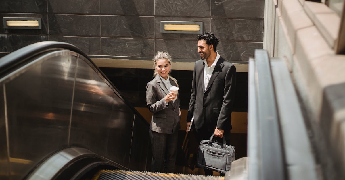 technicien d'ascenseurs spécialisé dans l'installation, la maintenance et la réparation des systèmes d'ascenseurs pour garantir leur sécurité et leur bon fonctionnement.