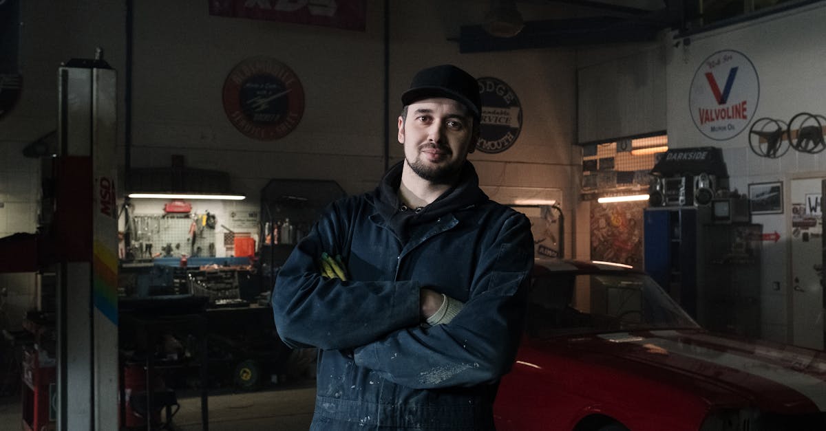 technicien d'ascenseurs spécialisé dans l'installation, la maintenance et la réparation des systèmes de levage pour assurer la sécurité et la fiabilité des équipements.