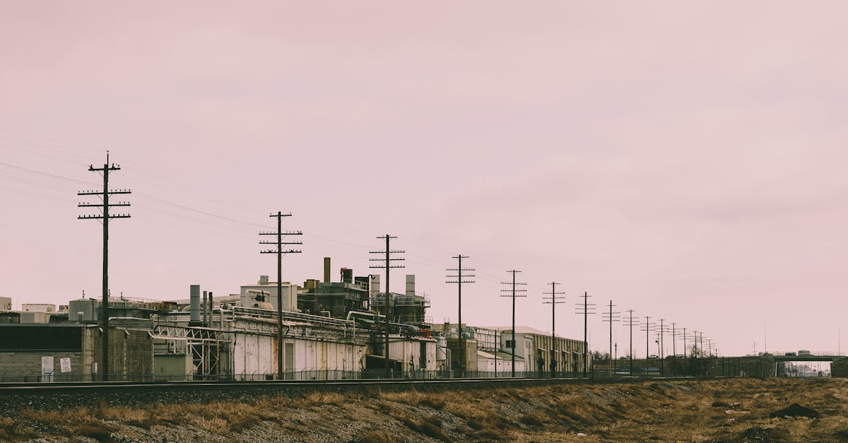 technicien de ligne haute tension spécialisé dans l'installation, la maintenance et la réparation des réseaux électriques à haute tension pour assurer un approvisionnement sûr et fiable en électricité.