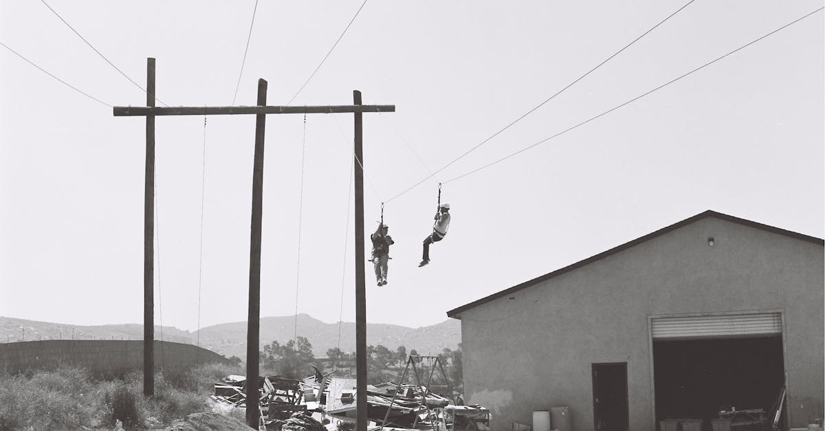 technicien en lignes haute tension spécialisé dans l'installation, la maintenance et la réparation des infrastructures électriques à haute tension.