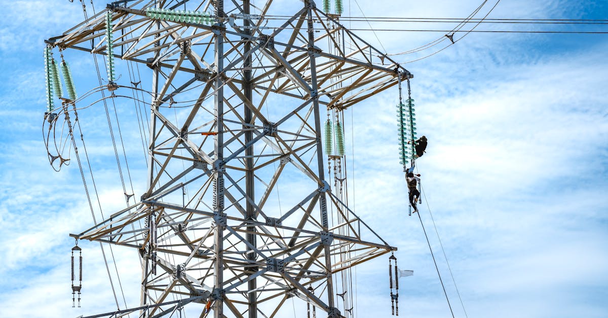 technicien cvc qualifié spécialisé dans l'installation, la maintenance et la réparation des systèmes de chauffage, ventilation et climatisation pour un confort optimal toute l'année.