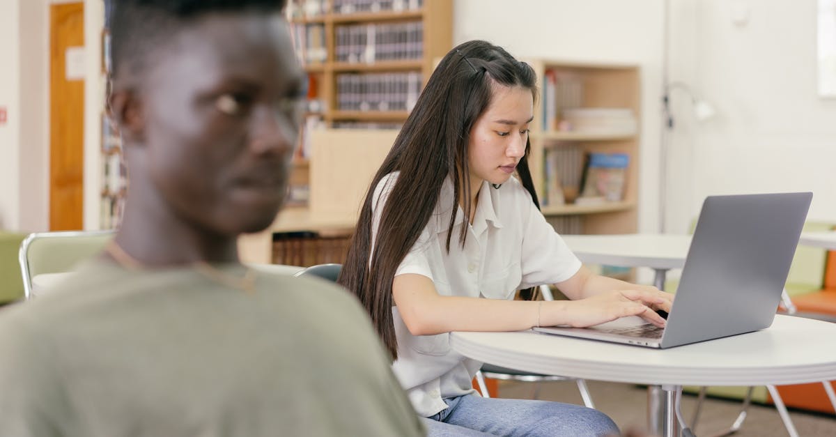 découvrez le rôle essentiel du bibliothécaire dans la gestion et l'organisation des ressources documentaires pour faciliter l'accès à l'information.