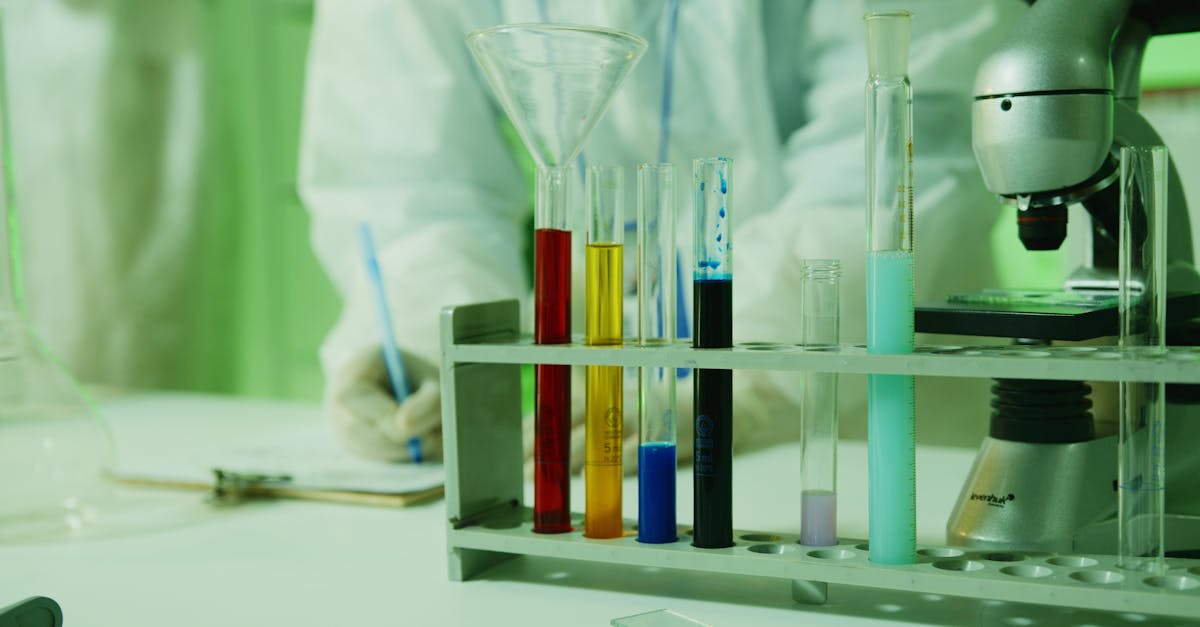 analyste en recherche média spécialisé dans l'analyse des tendances, des audiences et des performances des contenus médiatiques pour optimiser les stratégies de communication.