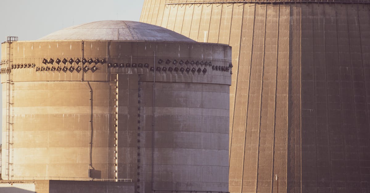 ingénieur en énergie nucléaire spécialisé dans la conception, le développement et la maintenance des systèmes nucléaires pour une production d'électricité sûre et efficace.