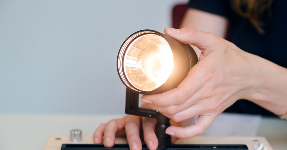 ingénieur en énergie nucléaire spécialisé dans la conception, le développement et la maintenance des systèmes nucléaires pour une production d'énergie sûre et efficace.