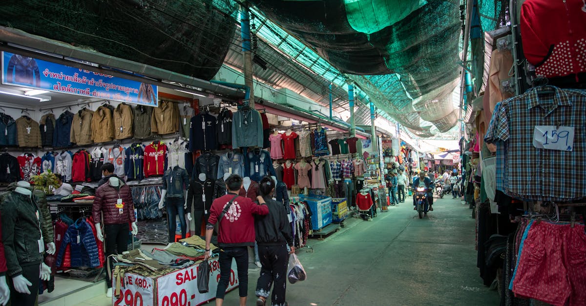 découvrez notre marché aux puces permanent offrant une vaste sélection d'articles uniques, antiquités, vêtements et objets de collection toute l'année.