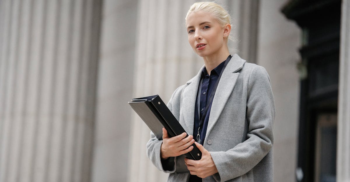 découvrez le rôle et les responsabilités d'un portfolio manager : gestion optimisée des investissements, analyse des marchés financiers et stratégies pour maximiser la performance.