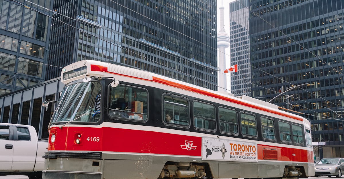 technicien du trafic ferroviaire spécialisé dans la gestion, la surveillance et la coordination des circulations des trains pour assurer la sécurité et l'efficacité du réseau ferroviaire.
