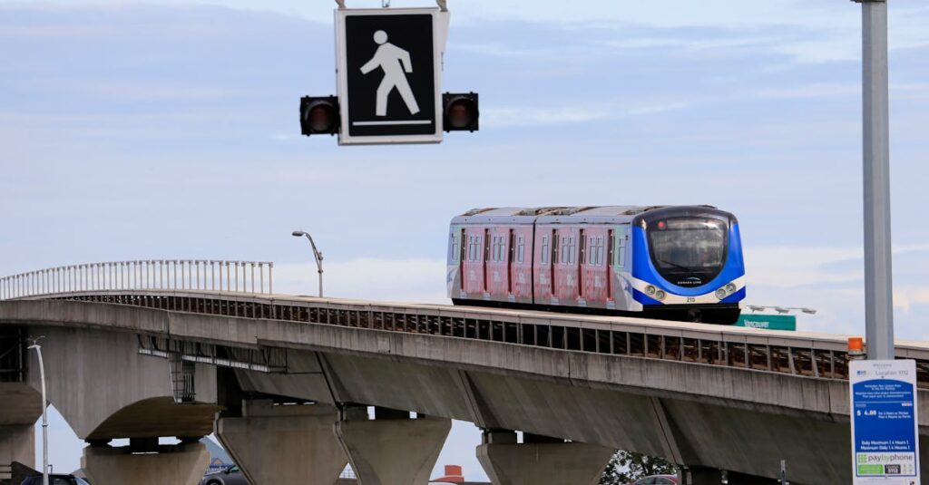 technicien en trafic ferroviaire spécialisé dans la gestion et la supervision des circulations de trains pour assurer la sécurité et la ponctualité du transport ferroviaire.