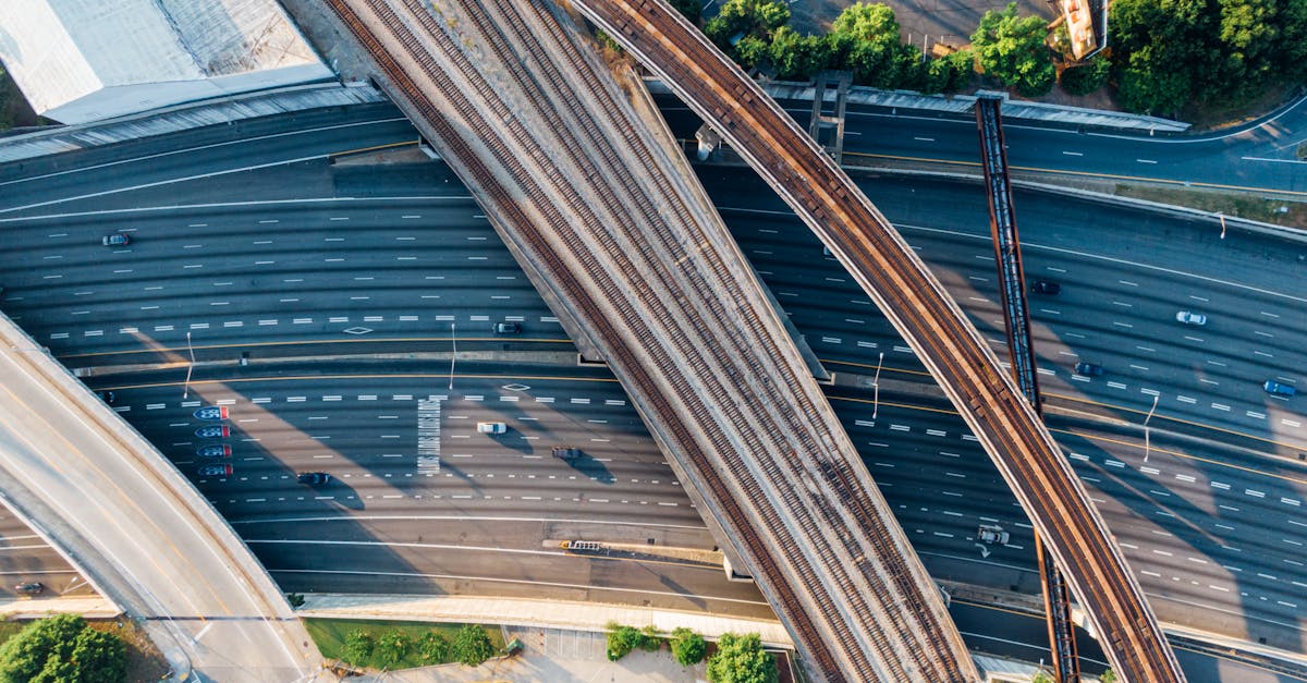 technicien en circulation ferroviaire spécialisé dans la gestion, la surveillance et la sécurité du trafic des trains pour assurer un transport efficace et sécurisé.